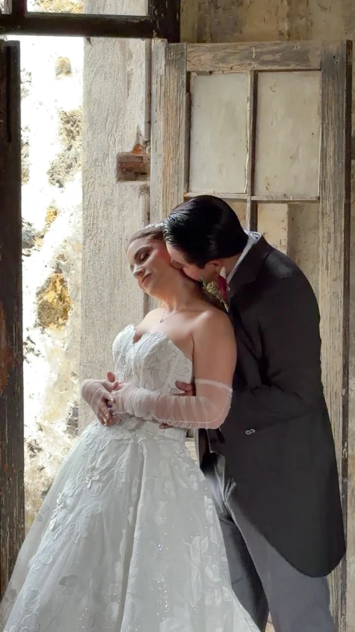 Arena y David comparten un abrazo durante su boda, capturada por Yau