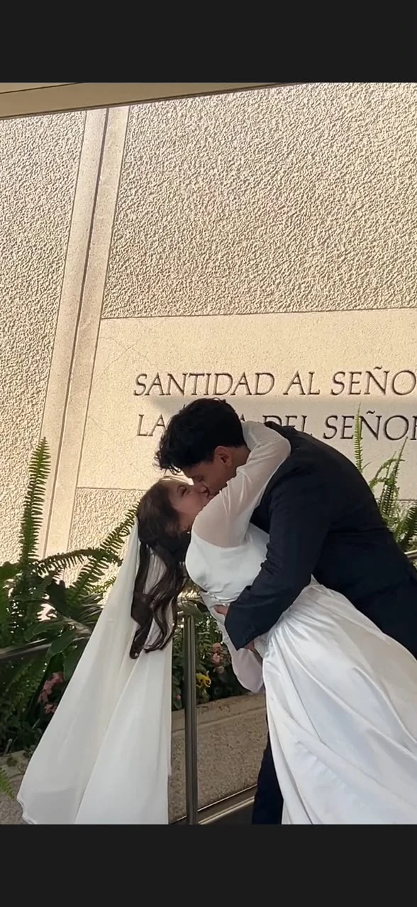 Un abrazo de Iván y Viña al salir de su ceremonia